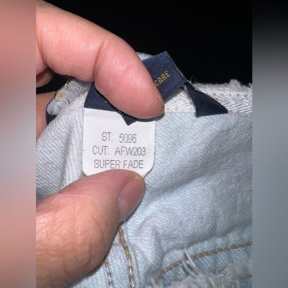 Abercrombie & Fitch Light Wash Cropped jeans W/ Patches Size 6 EUC - Picture 6 of 14